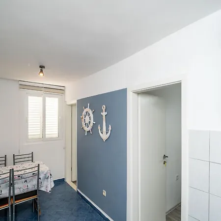 & Alan - Double With Shared Bathroom 1