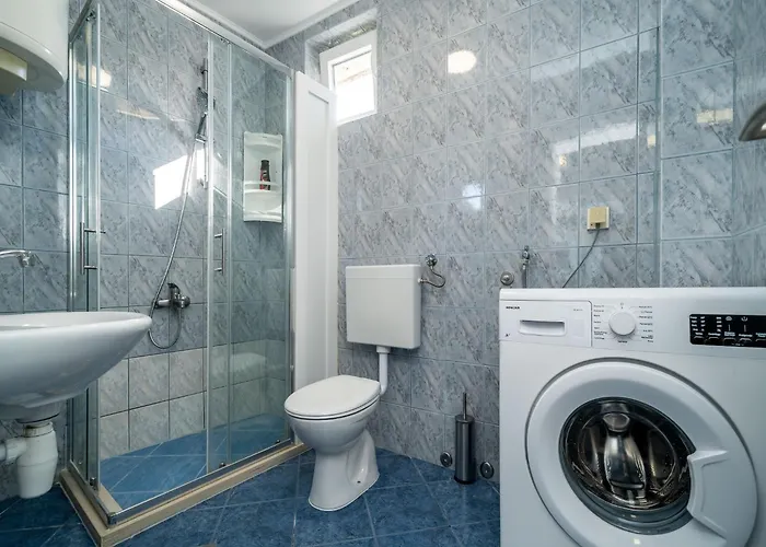 & Alan - Double With Shared Bathroom 1 *