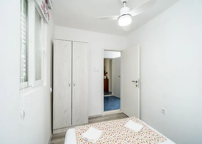 & Alan - Double With Shared Bathroom 1