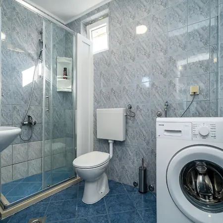 & Alan - Double With Shared Bathroom 1 *