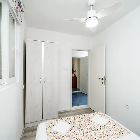 & Alan - Double With Shared Bathroom 1