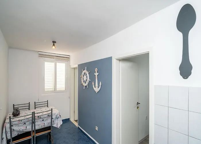 & Alan - Double With Shared Bathroom 1